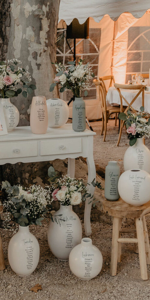 Plan de table mariage sur des vases