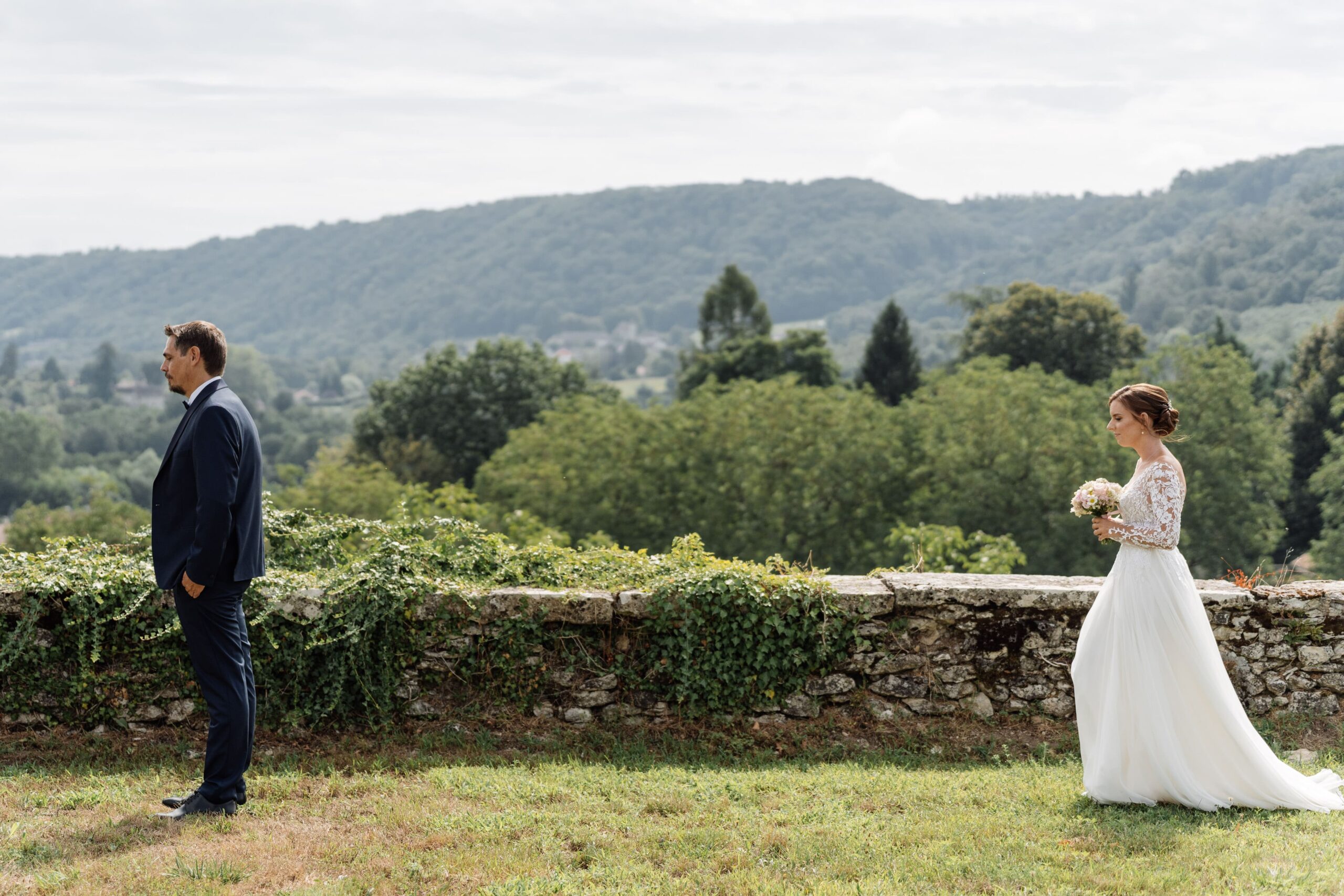 La mariée s'approche du marié lors du first look de mariage au Château Chapeau-Cornu