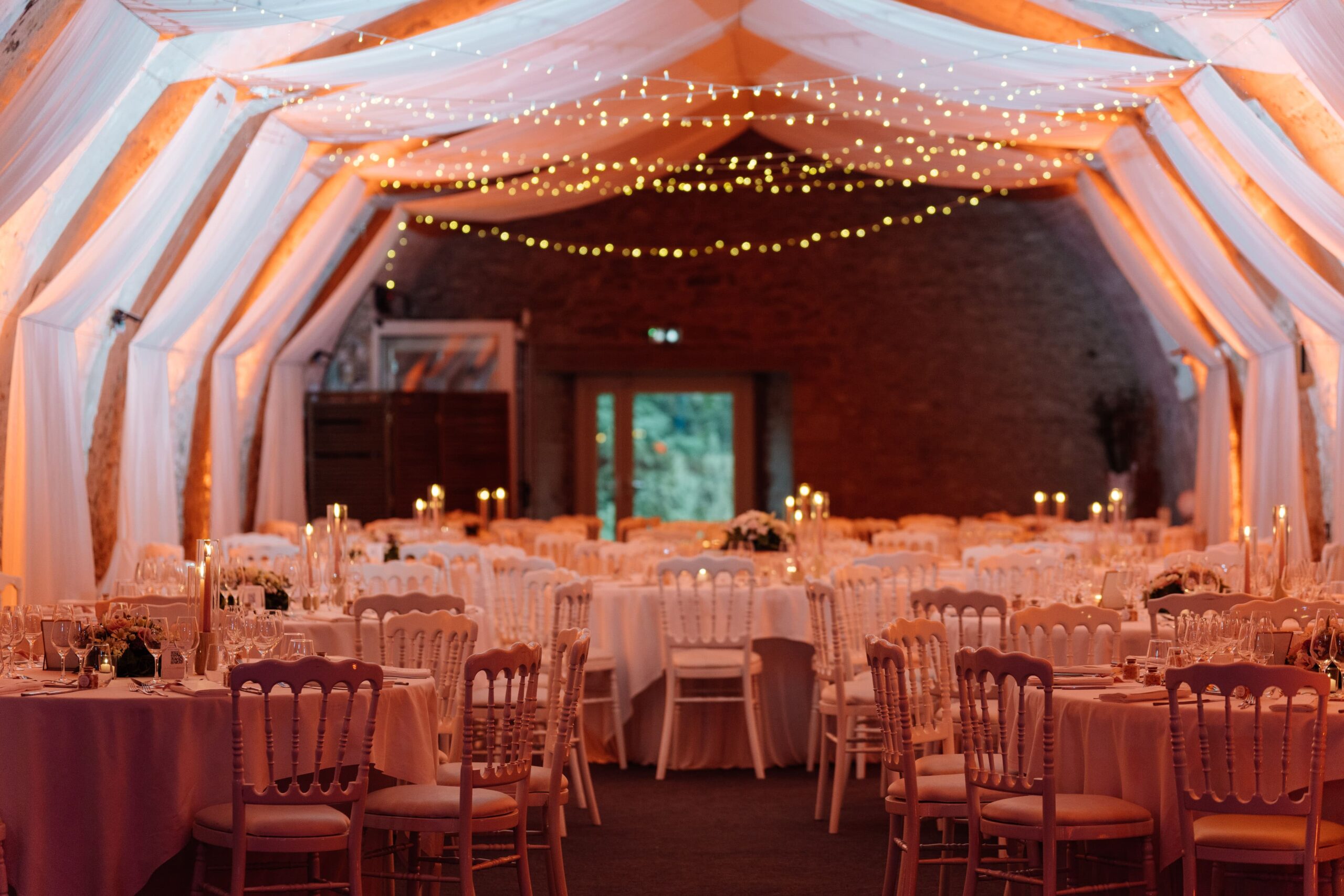 Mise en lumiere d'une salle de mariage au Chateau Chapeau Cornu